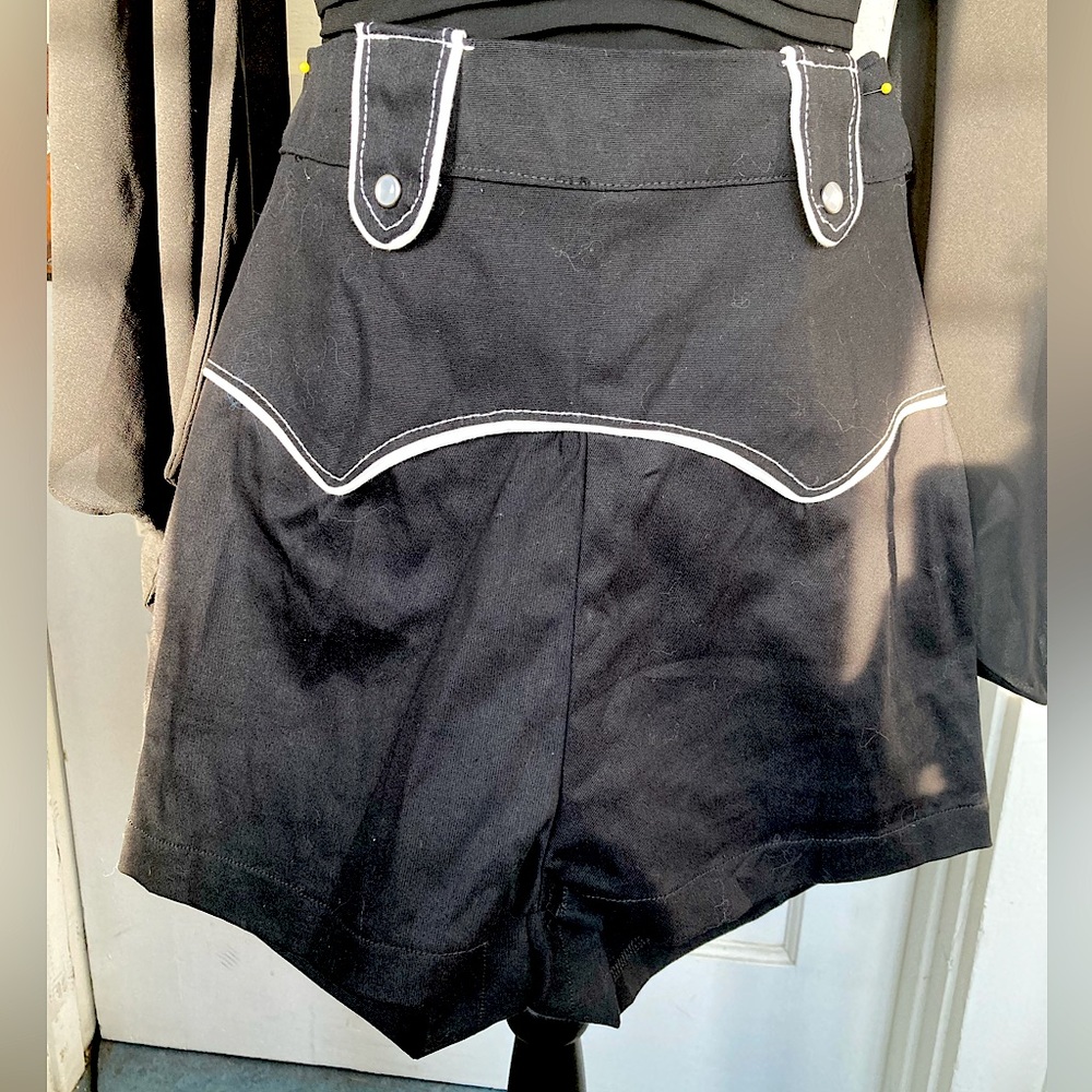 Fables by Barrie NWOT high waist western pinup hot pants w/ piping, pearl snaps